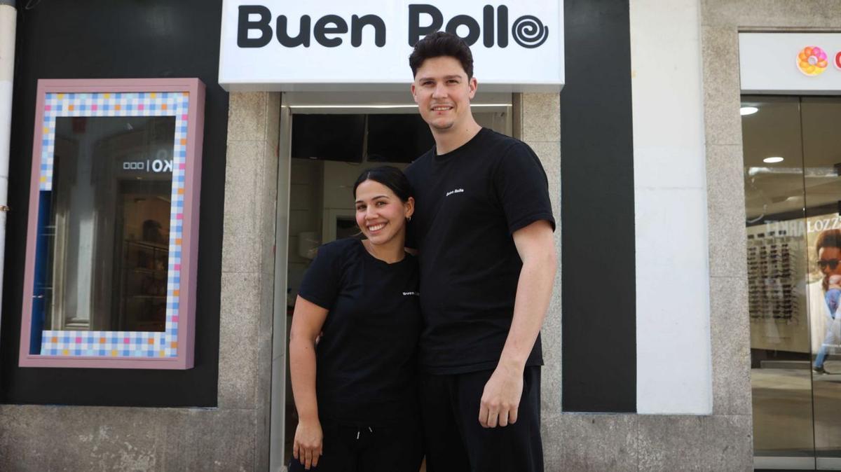Génesis Medina y Fabián Álvarez, en el nuevo local de Buen Rollo en la calle Real. | Iago López