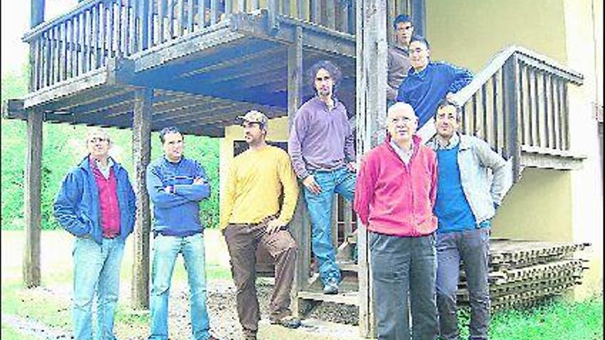 De izquierda a derecha, González, Abeledeo, los alumnos, Rodríguez y García-Dory, ayer en el albergue de Linde Bobia.