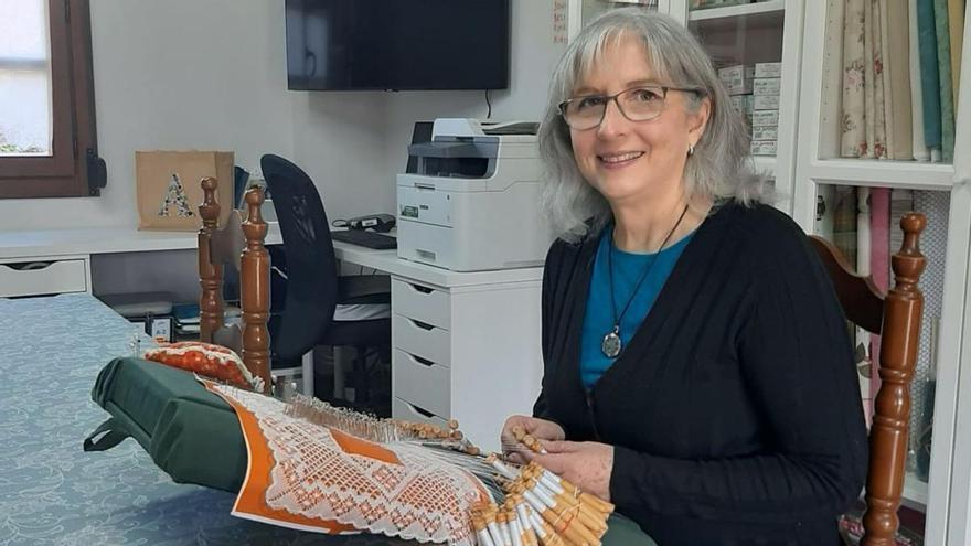 María Amparo Pantín Bobia, haciendo encaje de bolillos en su taller en Corao.