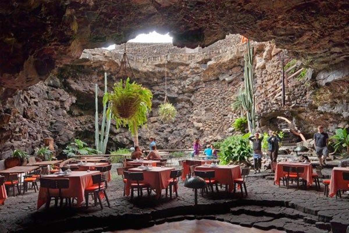 Los Jameos del Agua están ubicados en tubos volcánicos en Haría