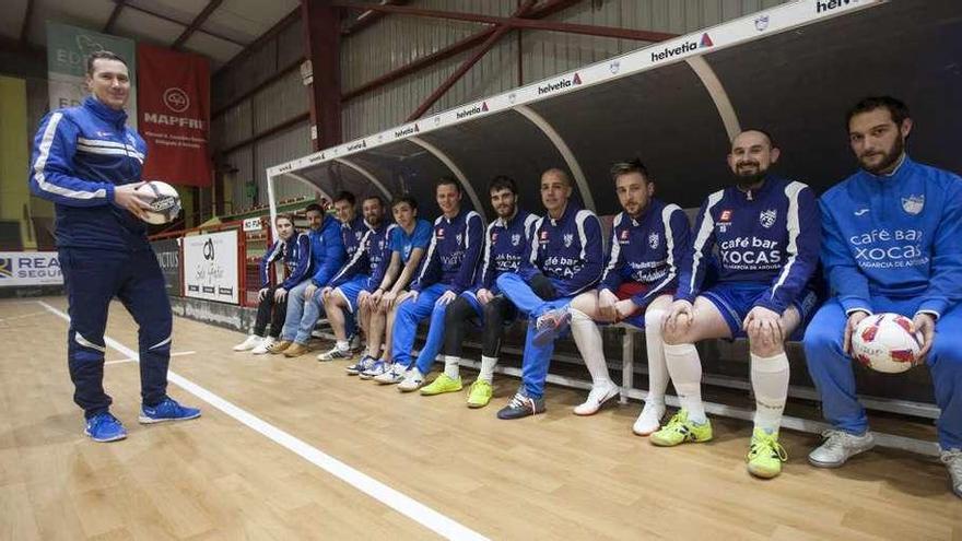 Imagen del equipo estradense, ayer, en el pabellón Coto Ferreiro. // Bernabé/Cris M.V.