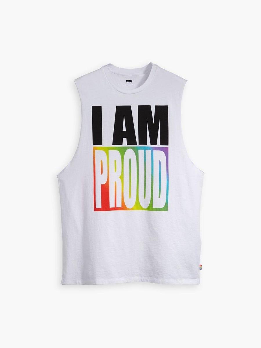 Camiseta con el texto 'I am proud' de Levi's. (Precio: 25 euros)