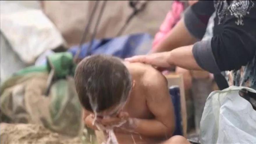 Una joven da a luz en el campo de refugiados de Idomeni