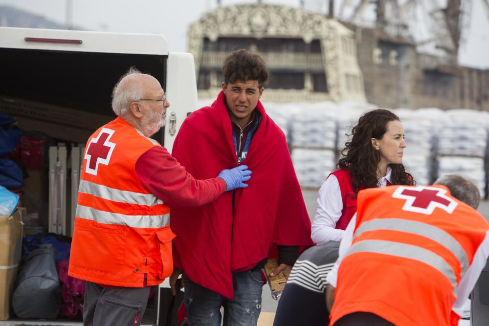 Veinte inmigrantes llegan al Puerto de Alicante