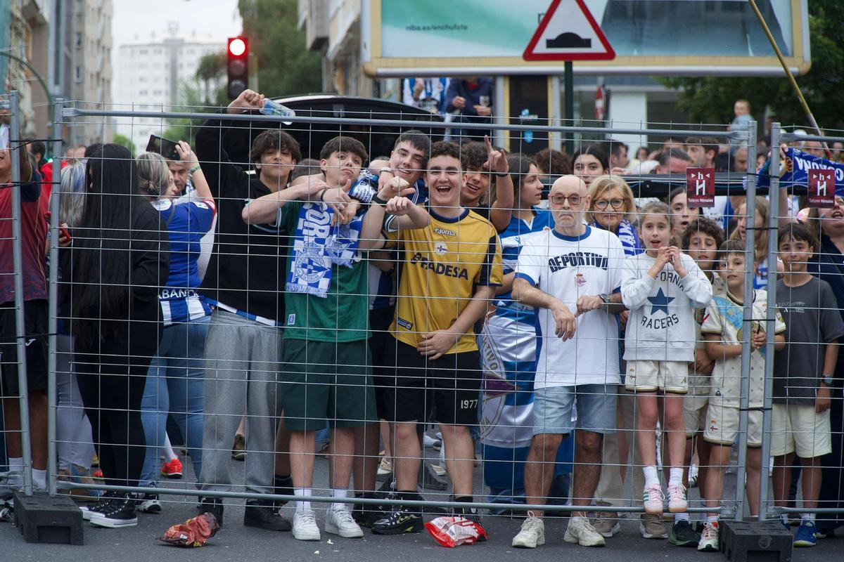 Fiesta del ascenso: la llegada de los jugadores a Cuatro Caminos