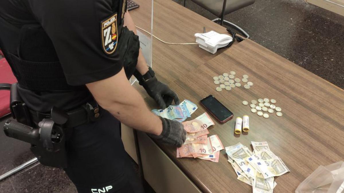 Un policía, con el dinero y el móvil intervenido a los jóvenes. | CNP