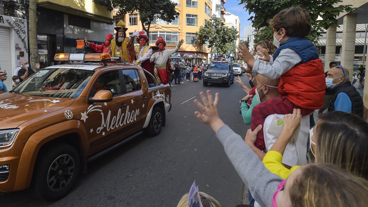 Cabalgata de Reyes 2022 a su paso por el mercado del Puerto.