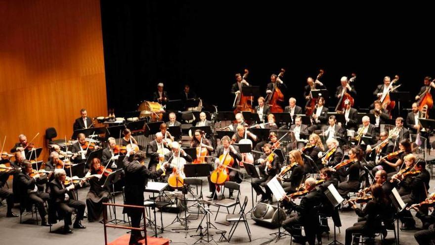 La OSPA, durante el concierto de ayer en el Jovellanos.