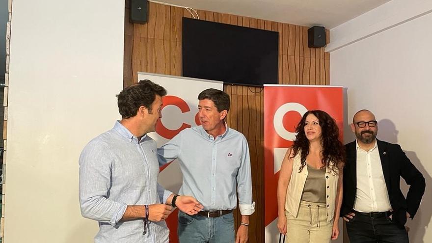 Juan Marín junto a su equipo en la provincia de Cádiz, donde ha dado un mitin este sábado.