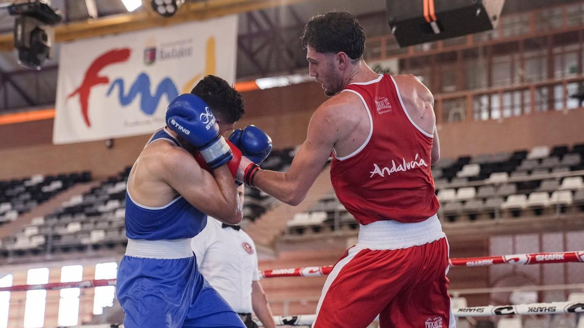 Dos púgiles combaten en uno de los rings del pabellón de La Granadilla.