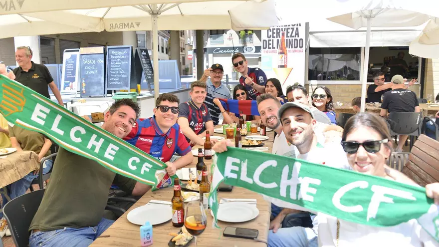Gran ambiente en el centro de Elche entre aficionados franjiverdes y granotas