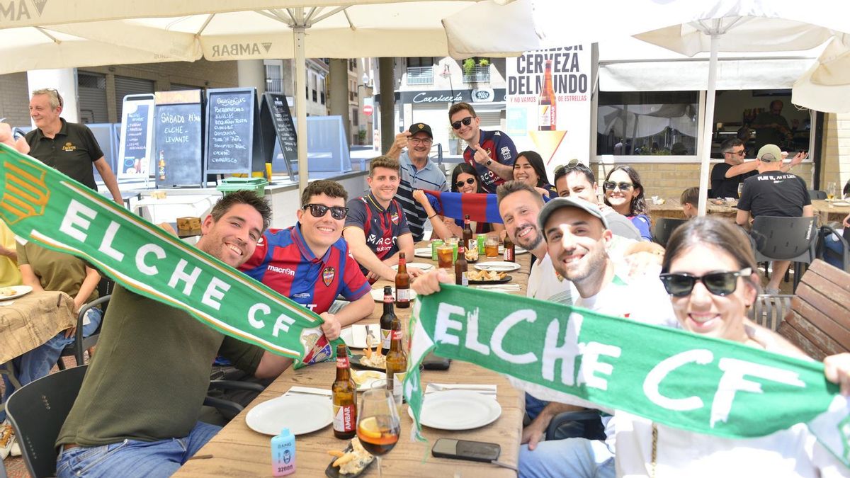 Aficionados del Elche y del Levante disfrutan en la previa al derbi de la Comunidad Valenciana.