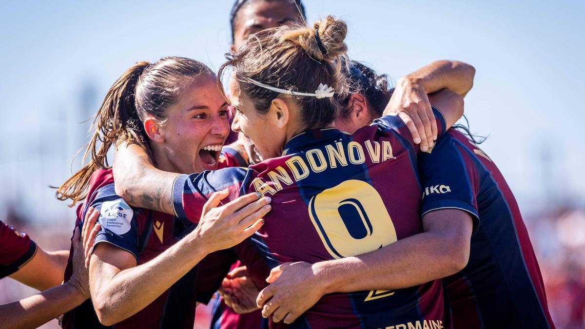 Las jugadoras del Levante celebran el gol de Andonova