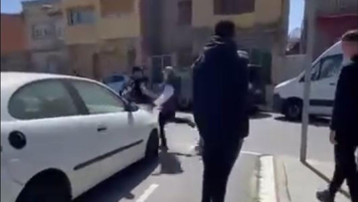 Una captura dimatge de la pallissa que es va produir al carrer de Mura de Sant Vicenç dimecres passat, i que va originar els fets