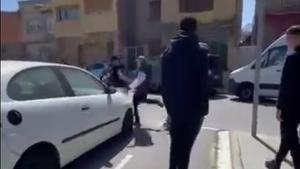 Una captura dimatge de la pallissa que es va produir al carrer de Mura de Sant Vicenç dimecres passat, i que va originar els fets