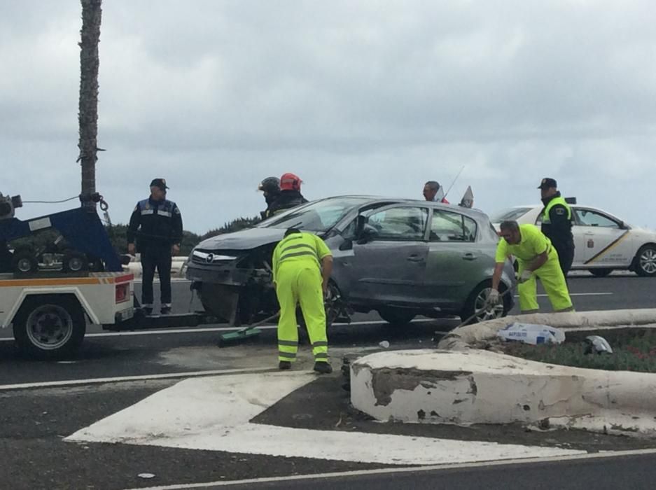 Un coche vuelca en la Avenida Marítima