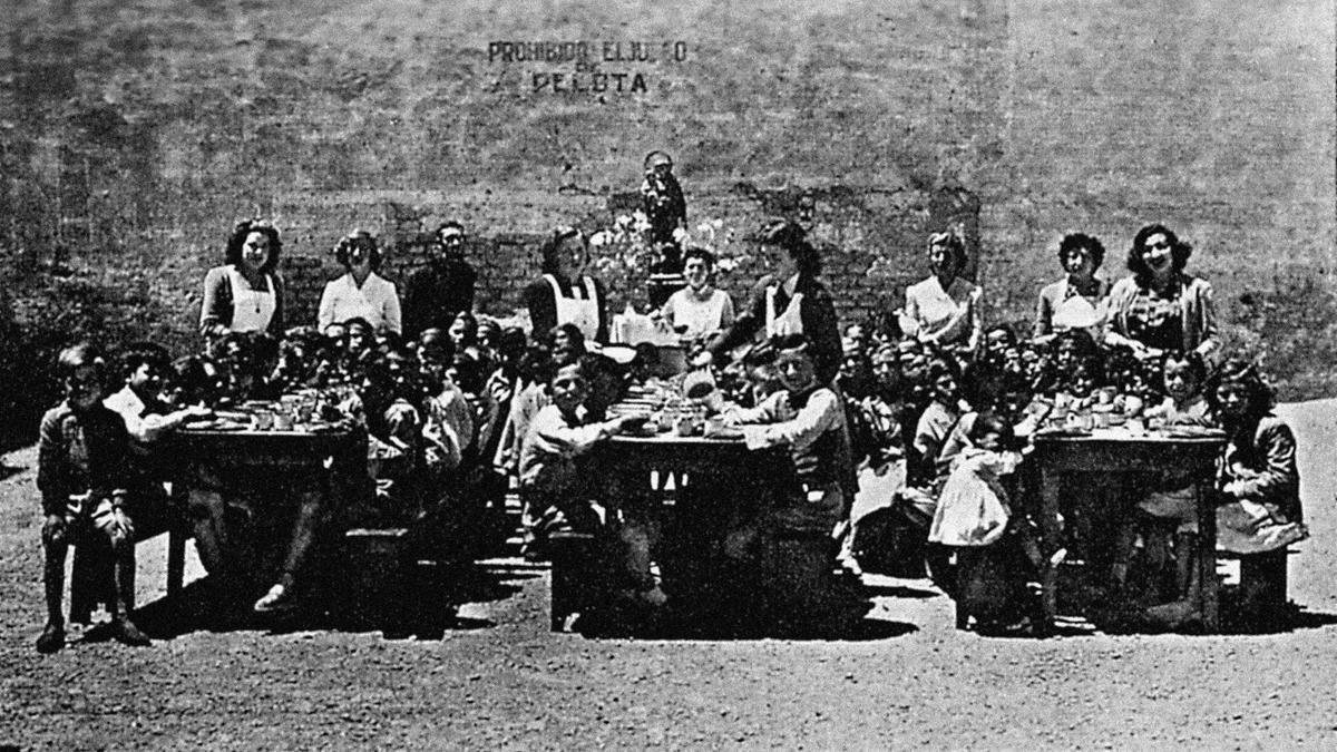 Comedor para niños y niñas pobres en el convento de San Antonio 'el Viejo', 1949