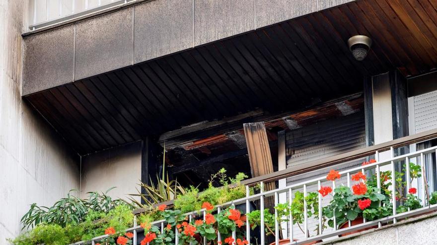 Vista de la vivienda afectada por un incendio en la calle Comandante Villar de la localidad cántabra de Laredo, en la que ha fallecido un hombre