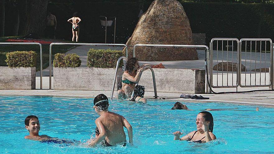 Vista del concejal de Deportes y el de Medio Ambiente a las piscinas de Oira.