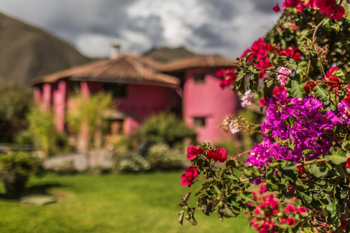 Las casitas de Sol y Luna se integran entre jardines y montañas en el Valle Sagrado.
