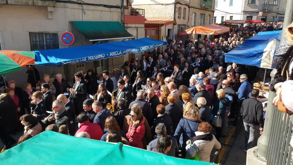 Procesión y buen comer para honrar a San Blas. // Marta G. Brea