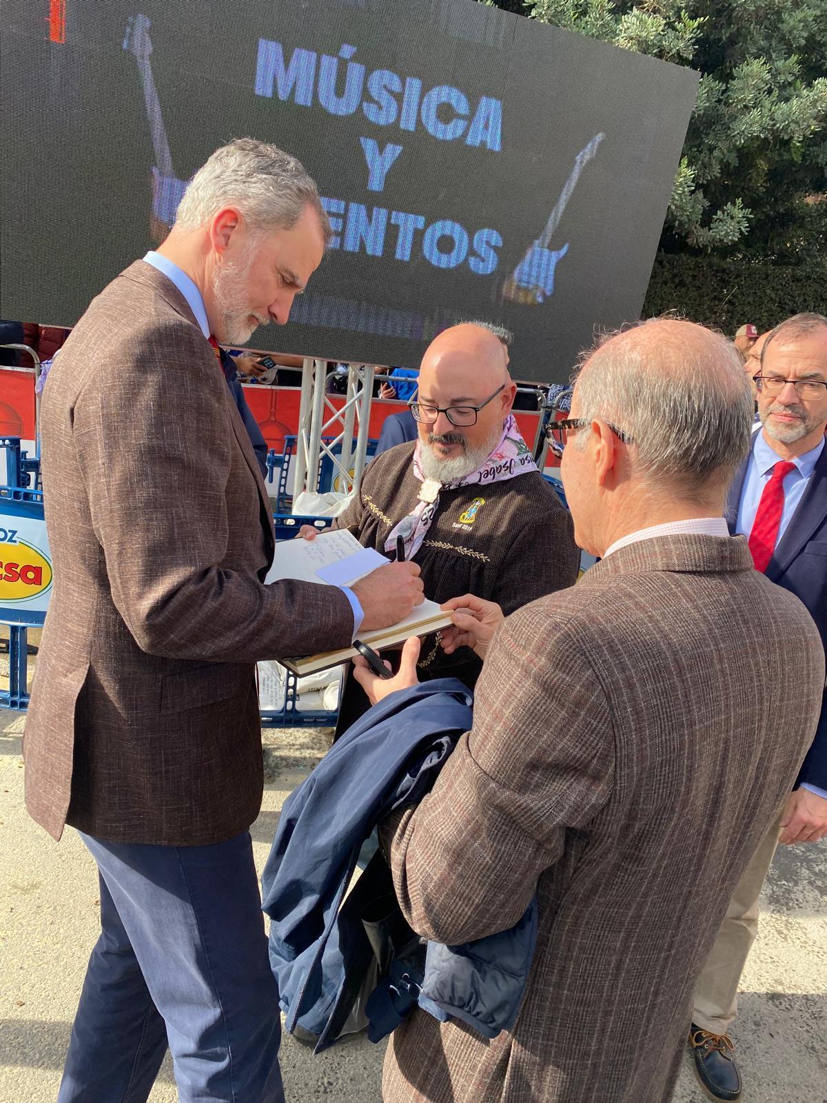 Firmando en el libro de honor