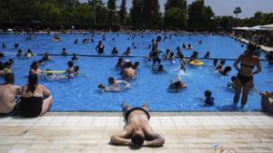 La calor empeny a buscar refugi a les piscines