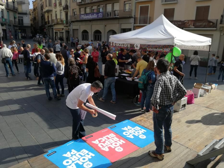 Penjada de cartells a Manresa pro referèndum