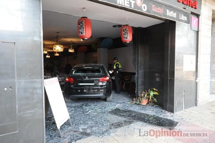 Un coche se estrella contra un restaurante