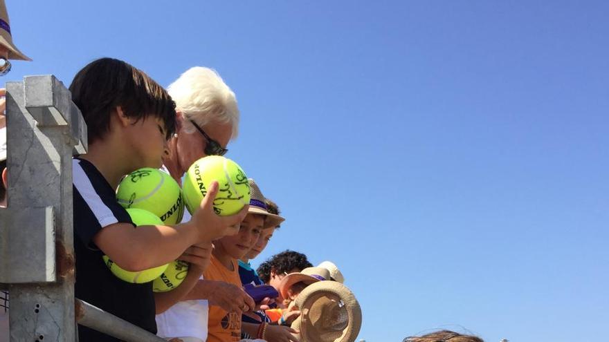 Julia Görges gibt ihren Fans Autogramme nach dem gewonnen Halbfinale.