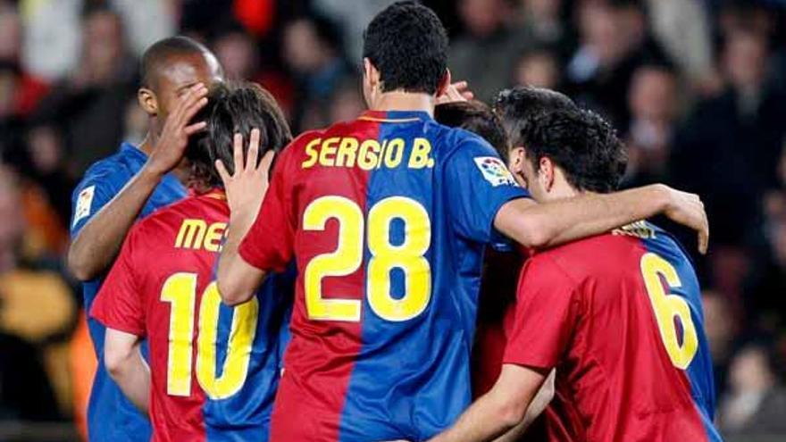 Los jugadores del Barcelona celebran el segundo gol azulgrana ante el Recreativo.