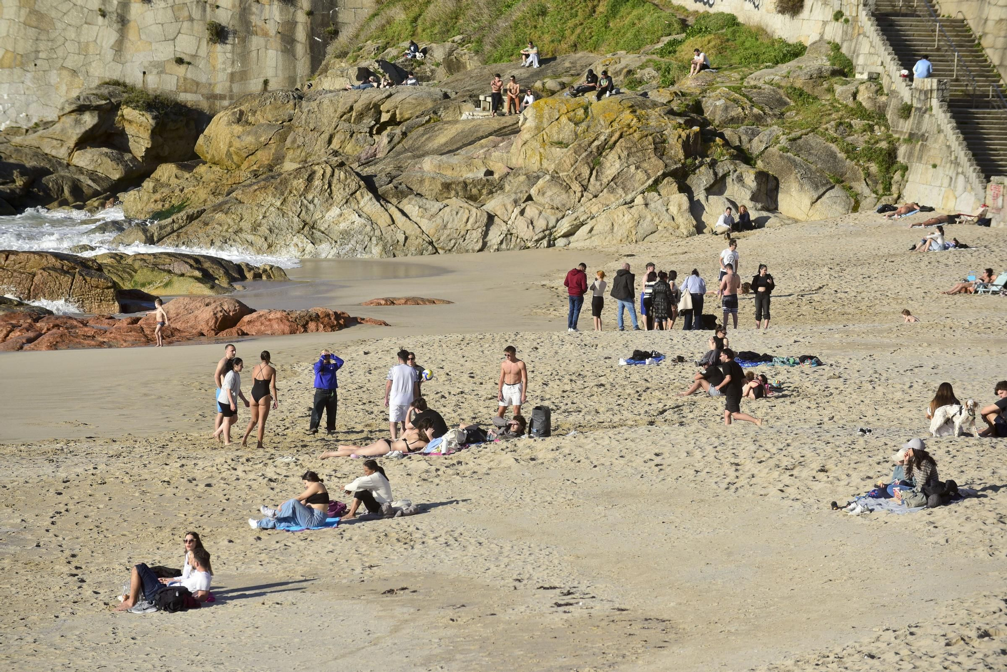 Las temperaturas agradables animan a los coruñeses a acercarse a las playas