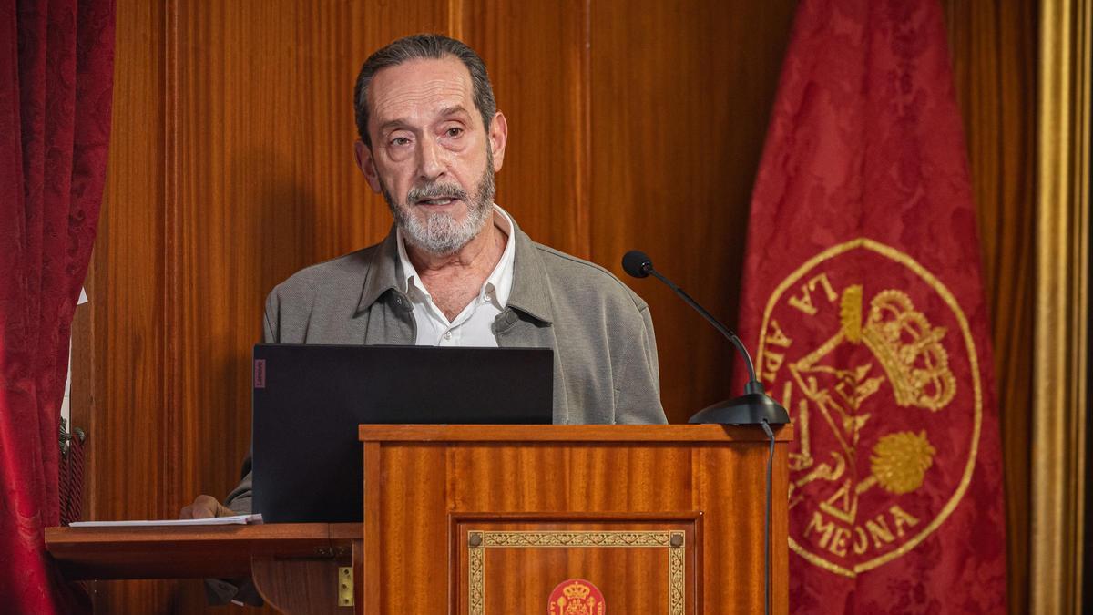 Pedro Pablo Monzón Blanco, director técnico de planeamiento del Cabildo Insular de Gran Canaria y responsable del Plan Insular de Ordenación, durante su conferencia en el salón de actos de la Real Sociedad Económica de Amigos del País de Gran Canaria.