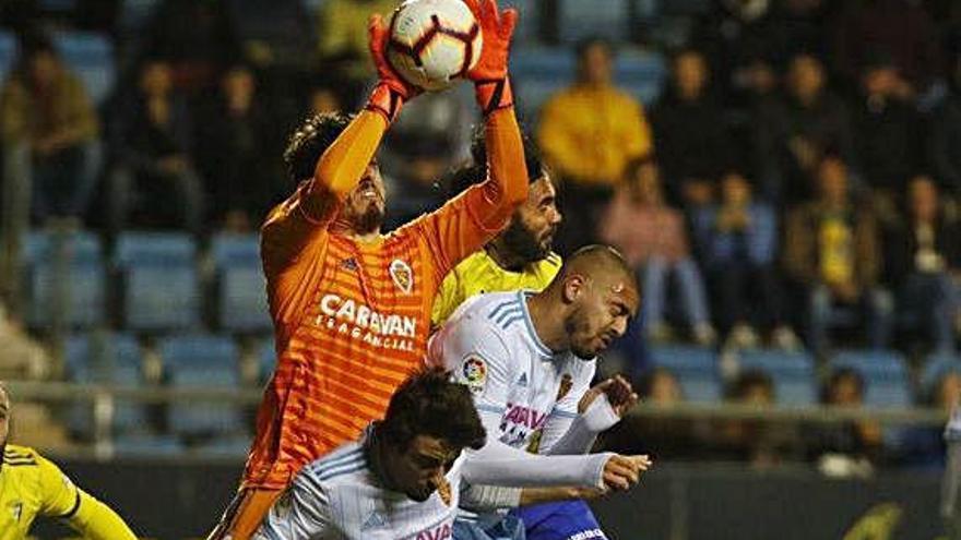 Cristian Álvarez salta a por el balón en el partido frente al Cádiz disputado en el Carranza.