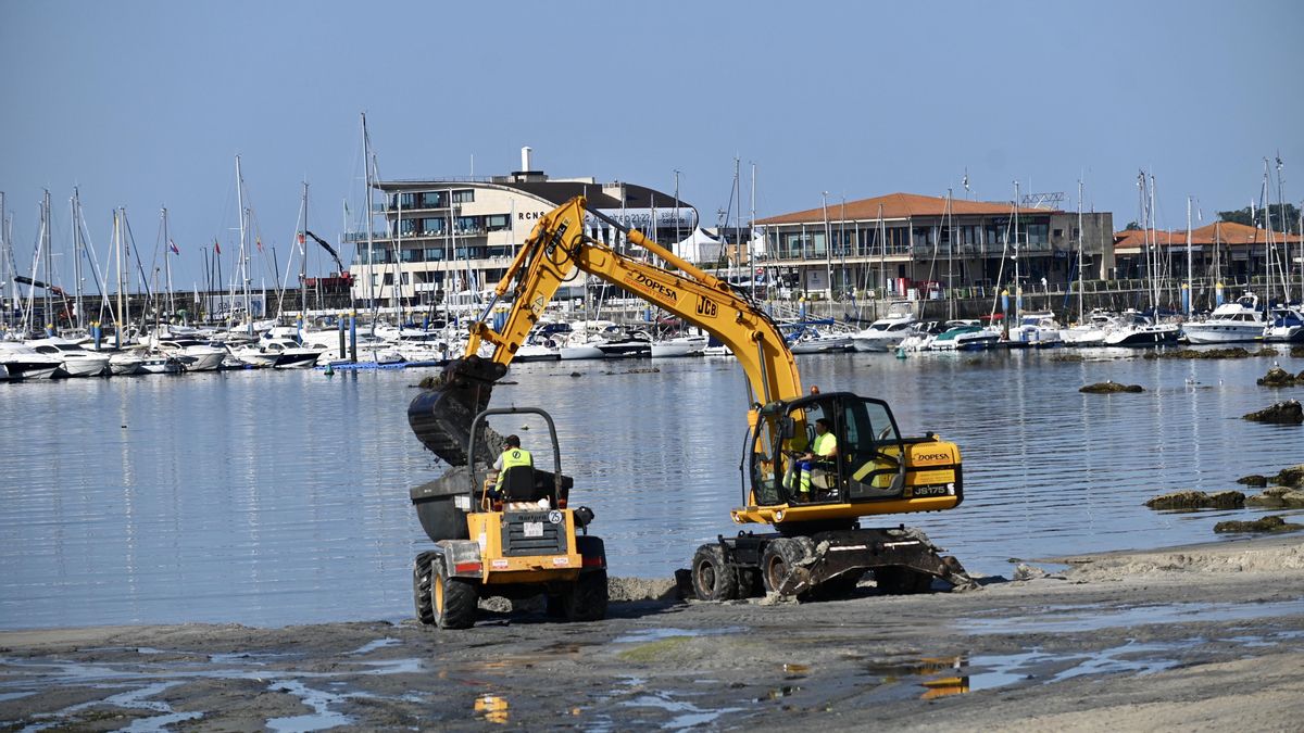 La playa, durante las tareas de recolocación de la arena