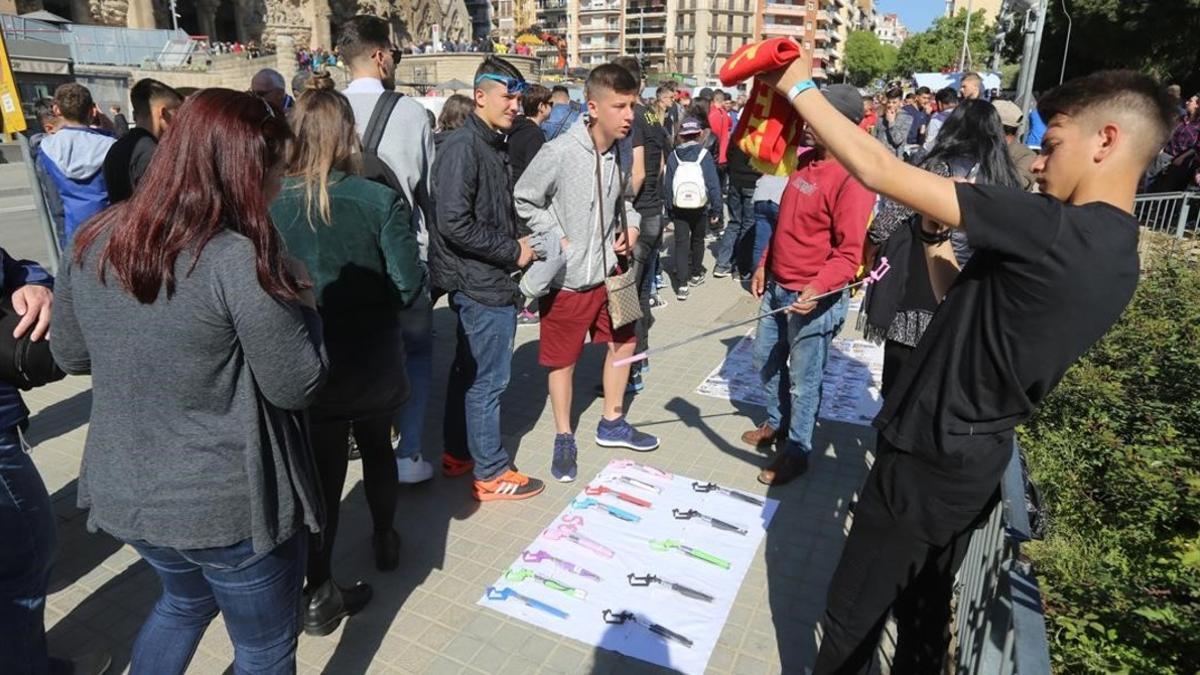 Manteros con palos 'selfies' ante la Sagrada Familia este viernes.