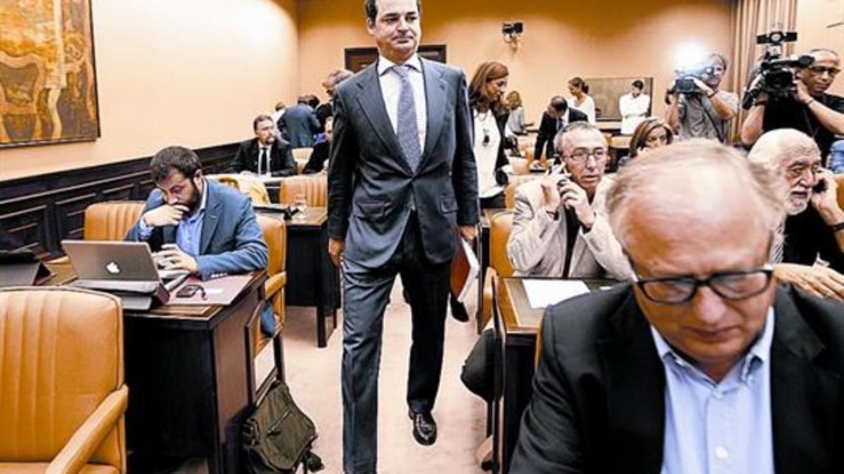 Leopoldo González-Echenique, haciendo su primera entrada ayer en el Congreso de los Diputados.