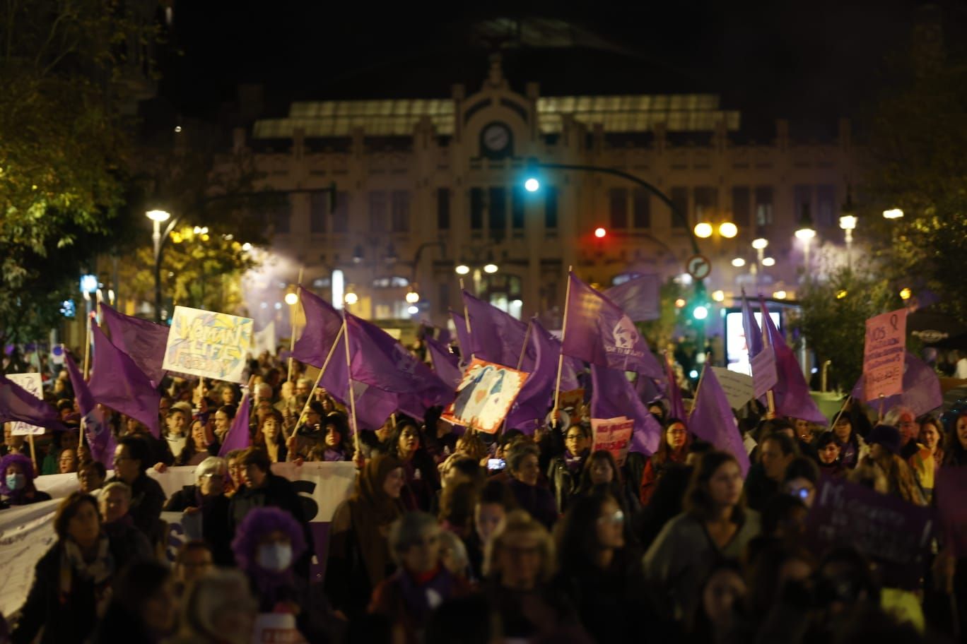 València se tiñe de morado en la lucha contra la violencia machista