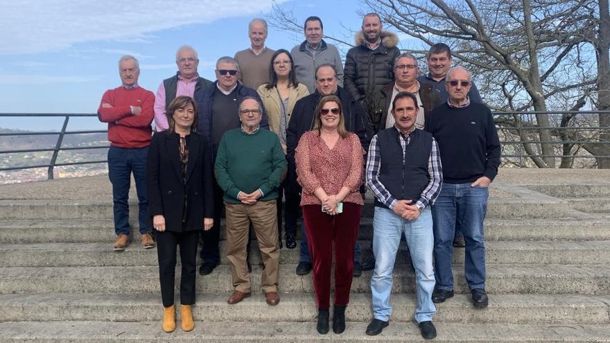 Empresarios y autoridades de Langreo, junto a representantes del Grupo El Maeral y la Sociedad de Festejos.