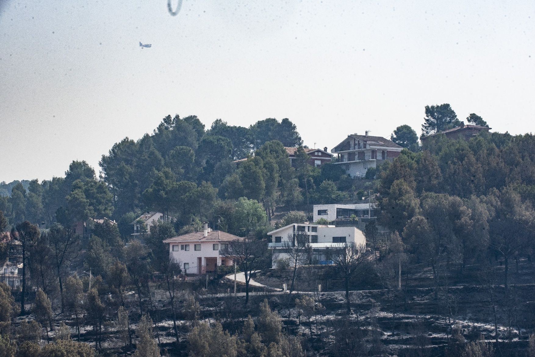 Afectació per l'incendi a la urbanització de les Brucardes