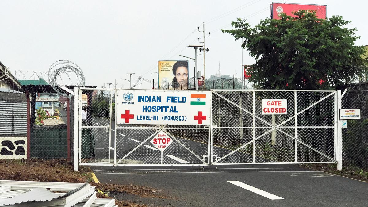 Vista general de la entrada cerrada al hospital de campaña donde ha sido trasladado el cuerpo del embajador.
