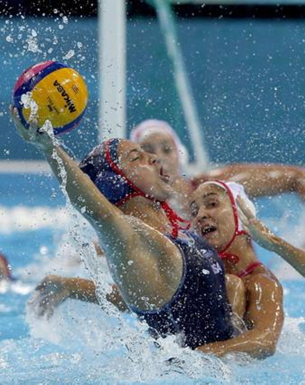 La jugadora d’Espanya Jennifer Pareja (dreta), defensa l’acció de la jugadora dels Estats Units Jessica Steffensa en el partit de la fase de grups del torneig de waterpolo.