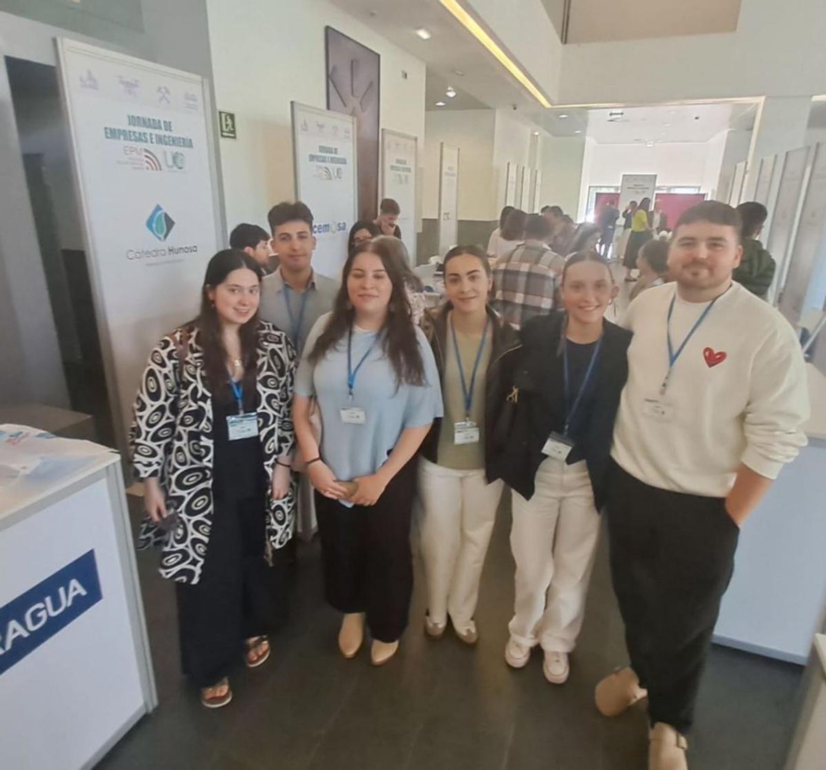 Por la izquierda, Alba Fernández, Oscar Díaz, Laura Álvarez, Carmen Vázquez, Claudia Castaño y José Manuel García, alumnos del campus. | D. M.