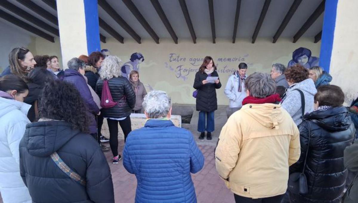 Las mujeres      de Ambel se concentran en el antiguo lavadero