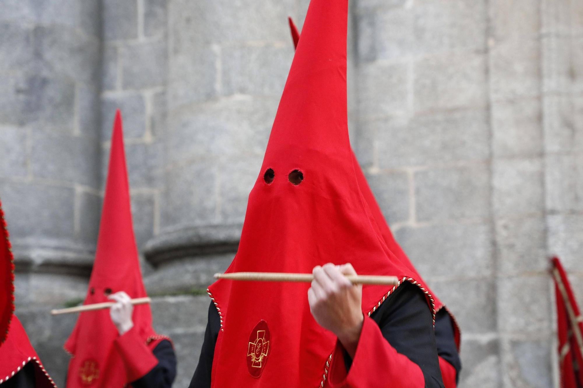 La Procesión de la Esperanza recorre las calles de la zona vieja de Santiago la tarde de Domingo de Ramos.