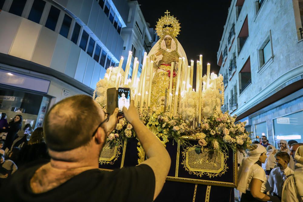 La imagen de María Santísima de la Victoria procesiona por primera vez en Torrevieja portada por 21 costaleros y costaleras