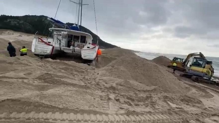 Investigan los daños en una zona protegida causados por la retirada con máquinas de un velero en Louro