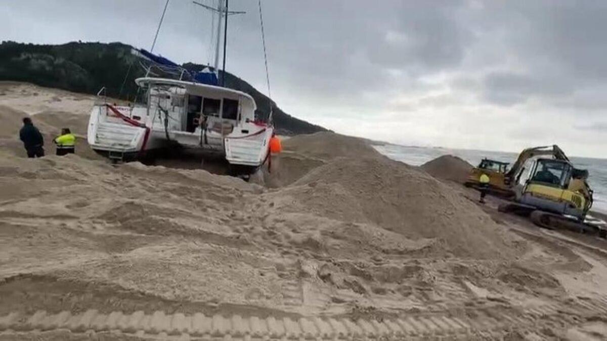 Las máquinas estraron este viernes en el arenal de Area Maior, en Louro, para retirar el velero encallado en la playa