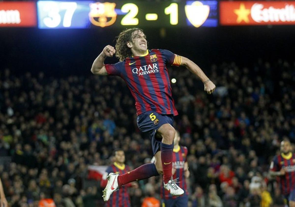 Carles Puyol celebra un gol davant l’Almeria.