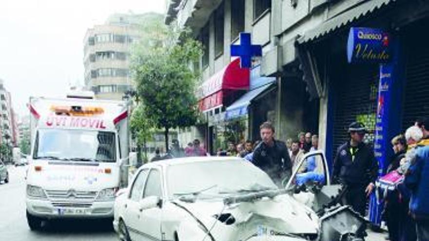 Estado en el que quedaron el vehículo y la farola.